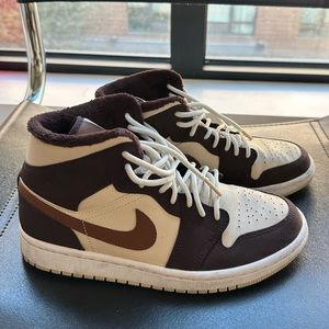 Nike Women’s Air Jordan 1 Mid SE cream dark chocolate size 7